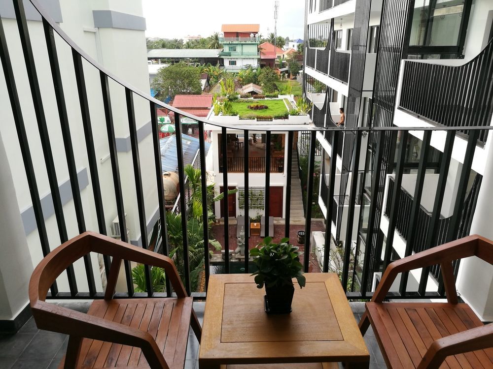 The Thirdfold Residence Siem Reap Extérieur photo A balcony in a condominium