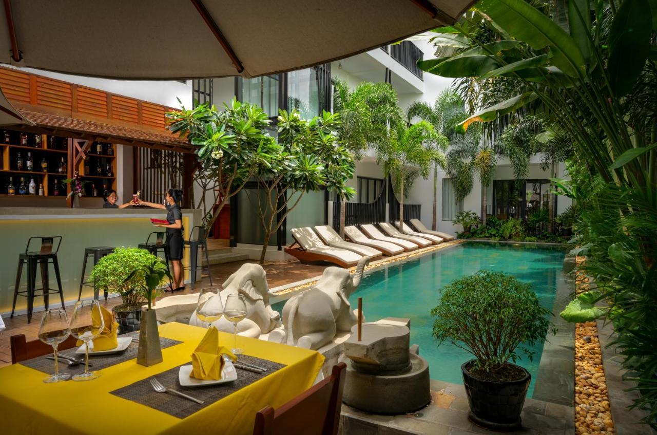 The Thirdfold Residence Siem Reap Extérieur photo The pool at the hotel