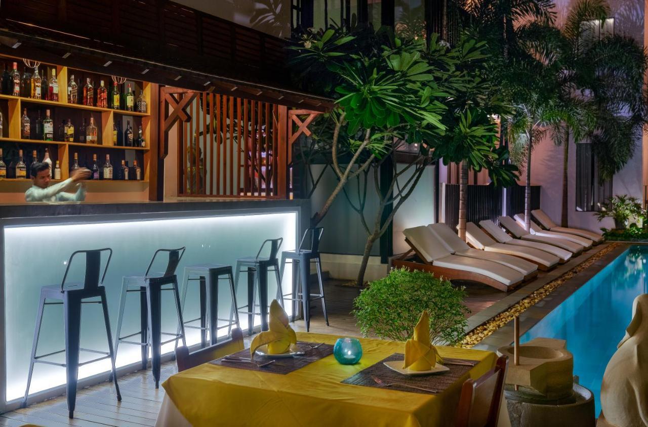 The Thirdfold Residence Siem Reap Extérieur photo The pool bar at the hotel