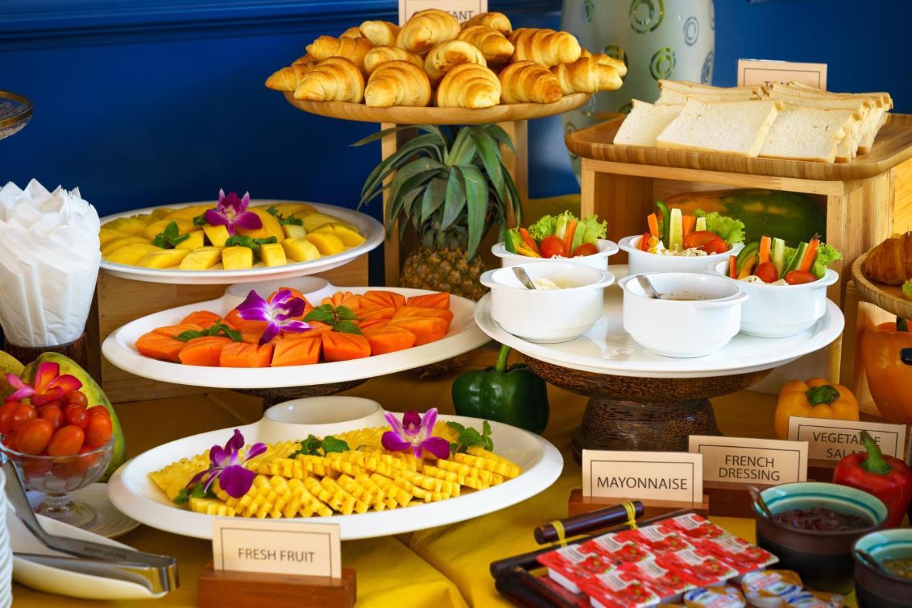 The Thirdfold Residence Siem Reap Extérieur photo A buffet at a hotel