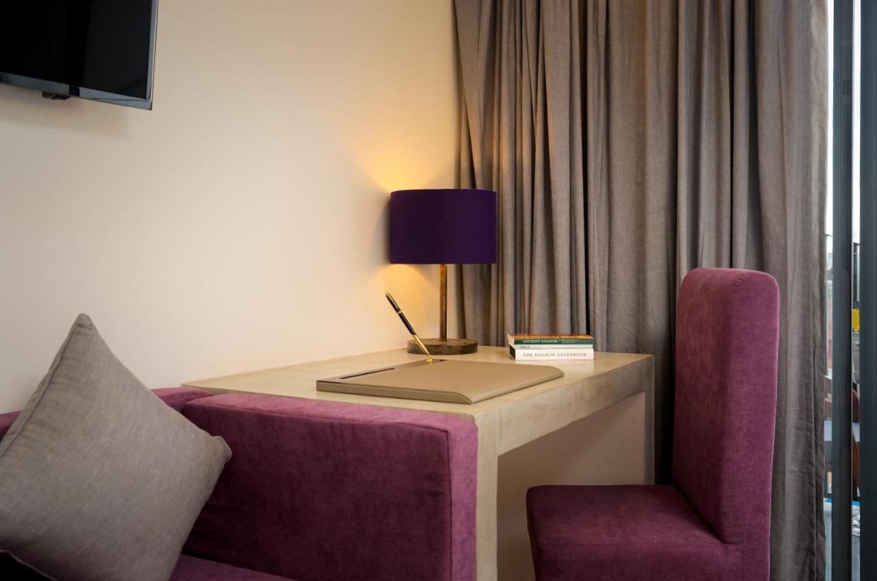 The Thirdfold Residence Siem Reap Extérieur photo A table lamp